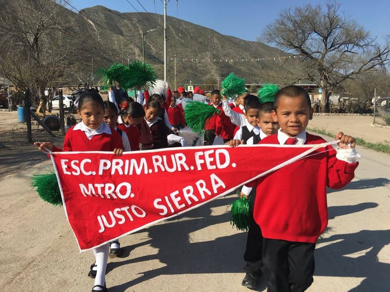 Los desfiles no se hicieron esperar por parte de todos los alumnos. Festejan con beisbol en Barreal de Guadalupe