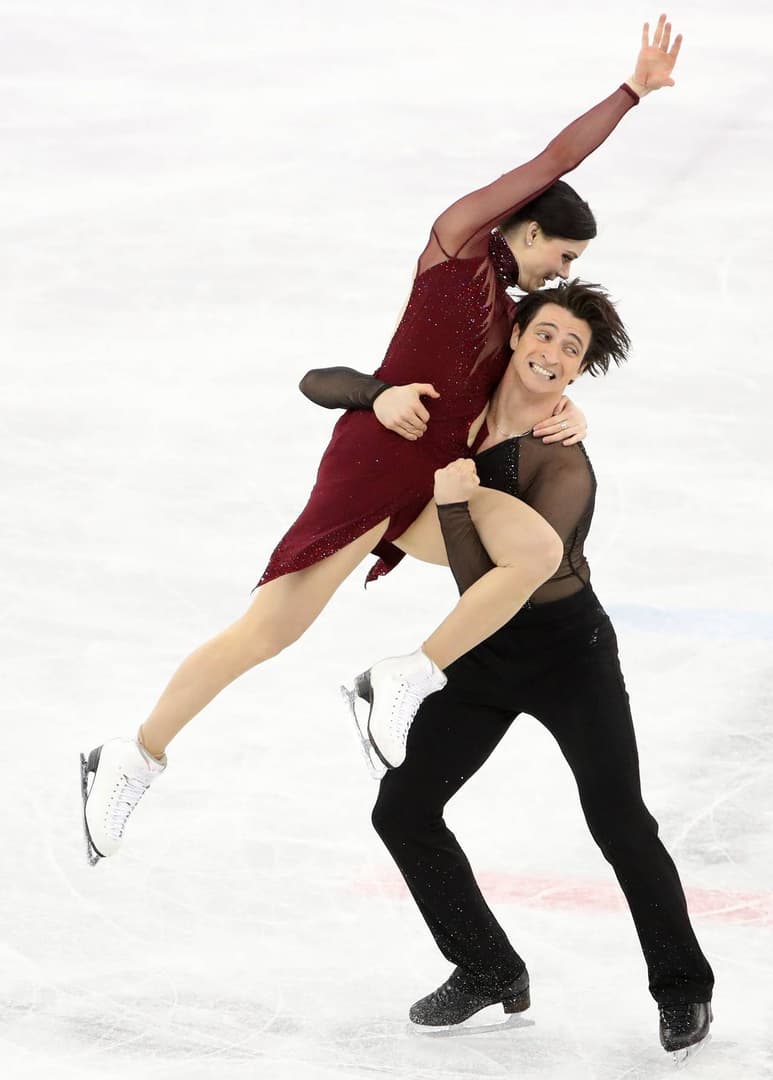 Los canadienses Tessa Virtue y Scott Moir derrotaron por menos de un punto a la dupla francesa de Gabriella Papadakis y Guillaume Cizeron. (AP)