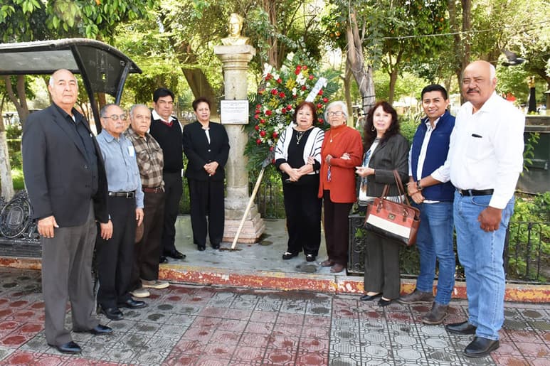 Plaza. El evento se efectuó en la Plaza Principal de Lerdo con una reseña de los logros del cantante. Además se colocó ofrenda floral. (EL SIGLO DE TORREÓN)