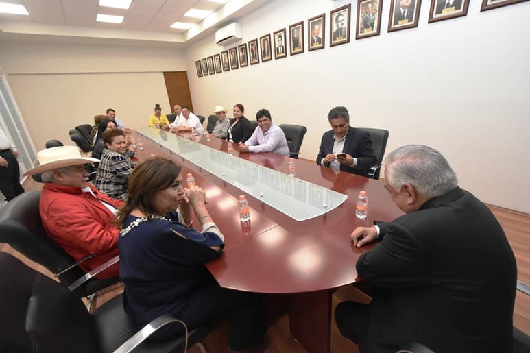Apoyo. La alcaldesa Ma. Luisa González Achem, externó la situación al secretario de Gobierno. (EL SIGLO DE TORREÓN)