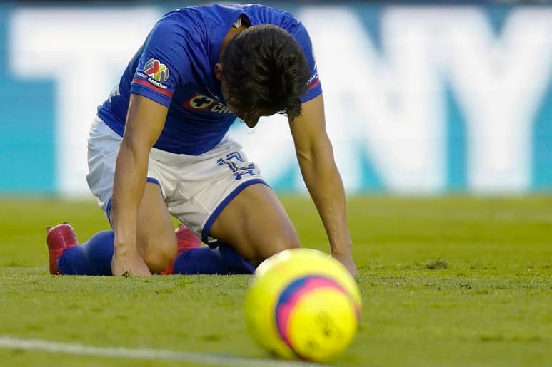Ángel Mena, del Cruz Azul, en lamento durante el juego de la jornada 10.