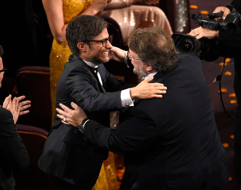 Gael García Bernal, presente en la ceremonia celebrada en Los Ángeles y uno de los primeros en felicitar al director. (ARCHIVO)