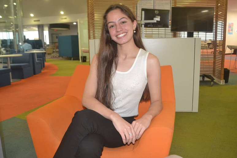 Interés. Leticia dice que para que los jóvenes puedan ser escuchados es necesario que se involucren en la democracia del país. (ANGÉLICA SANDOVAL)
