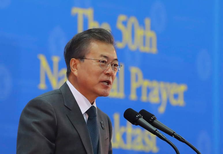 En un desayuno con líderes religiosos en Seúl, Moon pronunció un discurso en el que habló del reciente viaje de la delegación surcoreana que logró reunirse en Pyongyang con el líder norcoreano, Kim Jong-un, y comunicar después que el régimen está dispuesto a hablar de nuevo con EU tras años de profundos desencuentros. (AP)