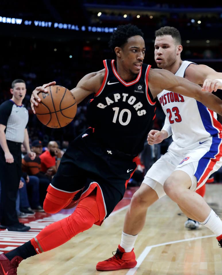 DeMar DeRozan (i) metió 42 puntos en la victoria de Raptors 121-119 sobre los Pistons en tiempo extra. (AP)