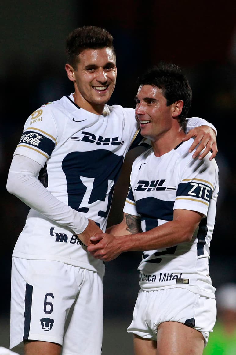 Matías Alustiza (d) celebra con Kevin Escamilla tras marcar un gol. Pumas golea a Lobos BUAP y avanza en la Copa MX