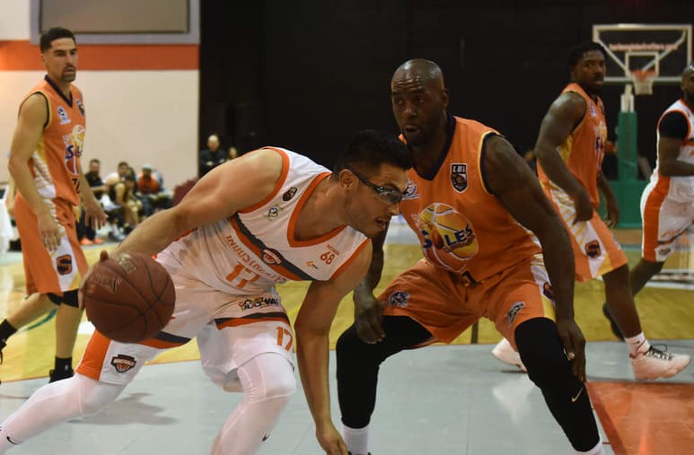 Demasiado imprecisos comenzaron los Industriales el partido, fallando pases en rompimiento y permitiendo que los visitantes consiguieran puntos en base a su buena puntería desde el perímetro. (EL SIGLO DE TORREÓN)