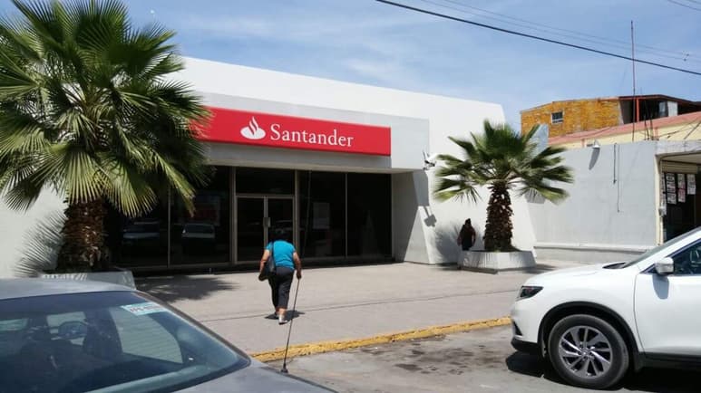 Los hechos ocurrieron en la sucursal Santander ubicada en la calle de Las Legumbres de la Central de Abastos, en la colonia Santa María. (EL SIGLO DE TORREÓN)