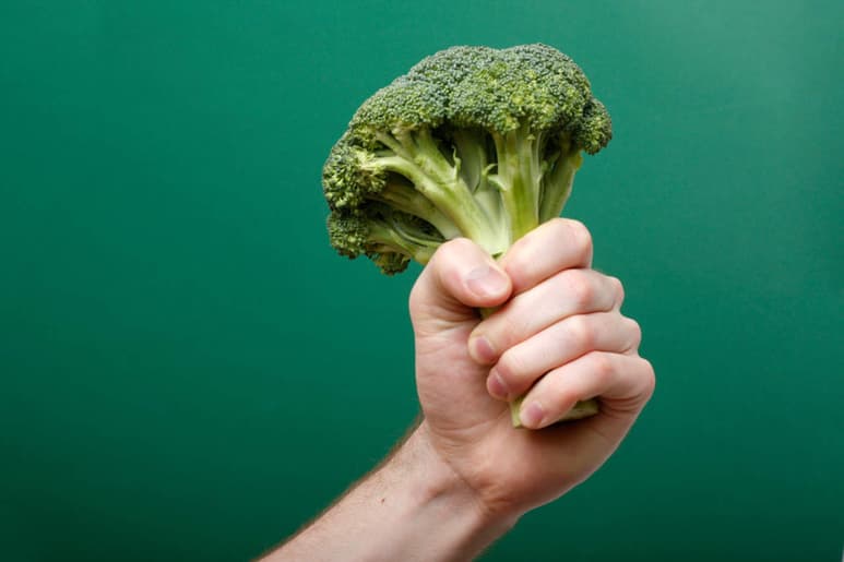 Algunos de los alimentos que contienen fibra son champiñones, espárragos, calabazas, nopal y brócoli. (ARCHIVO)