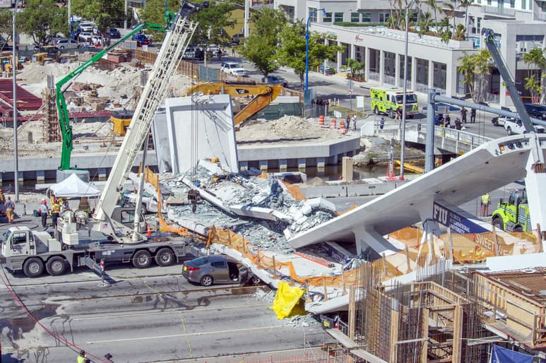 El puente colapsó sobre una cantidad aún desconocida de personas y por lo menos cinco autos quedaron atrapados debajo de toneladas de concreto. (EFE)