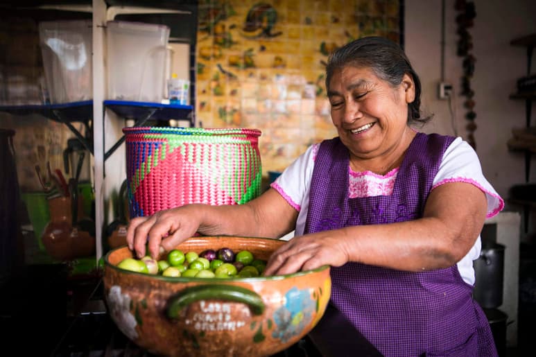 Estela Fabián, trabaja como cocinera en un taller de artesanos en la comunidad de San Martin Tilcajete, ella fue la inspiración para el personaje Elena Rivera de la película Coco. (EL UNIVERSAL)