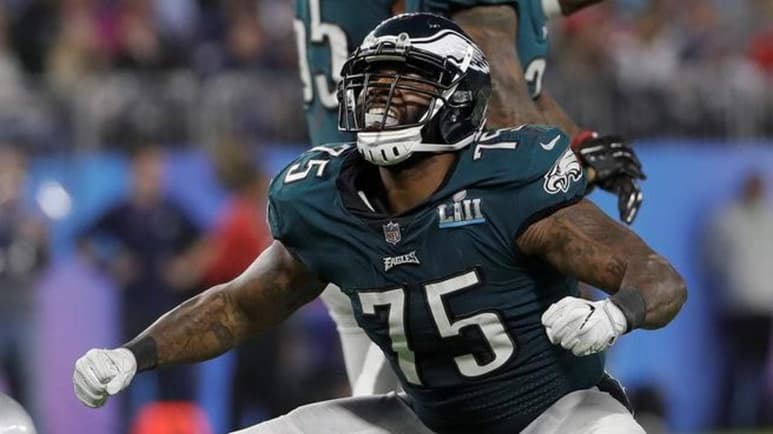 Vinny Curry jugó los 16 partidos de la campaña con Filadelfia y registró tres capturas de mariscal de campo. (AP)