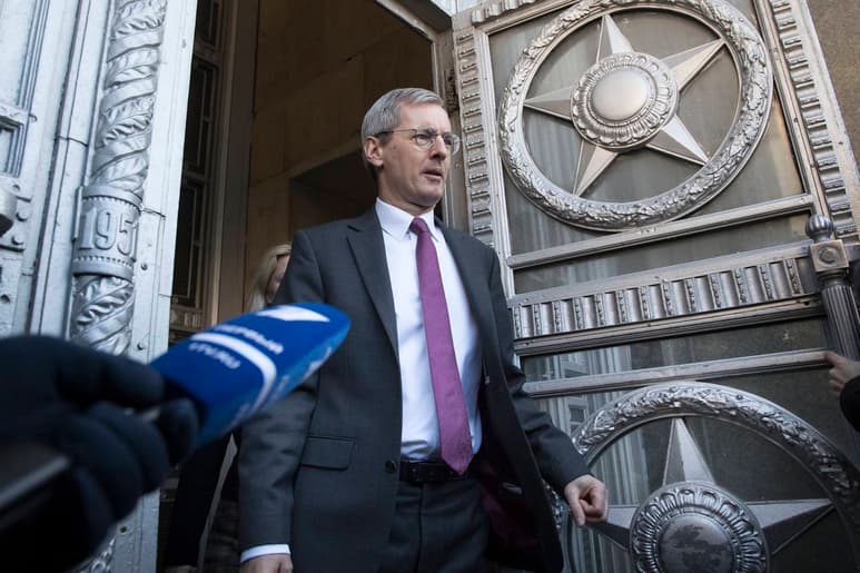 Respuesta. Laurie Bristow, embajador británico en Rusia, tendrá que dejar el país.