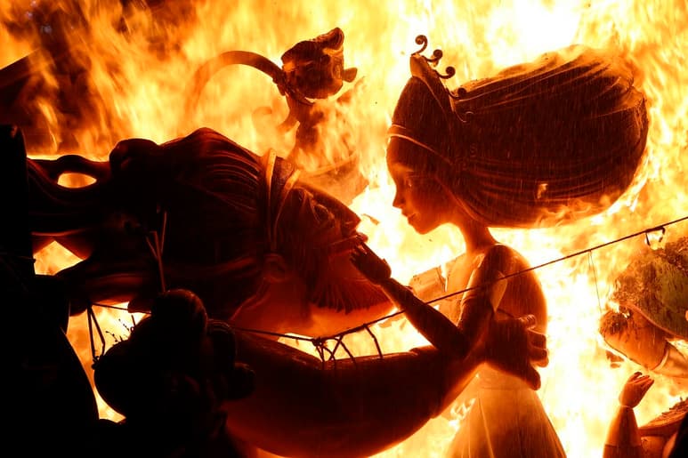Festejo. Con la Cremá de la Falla Municipal terminan las Fallas 2018, las mas frías y vigiladas. (AP)