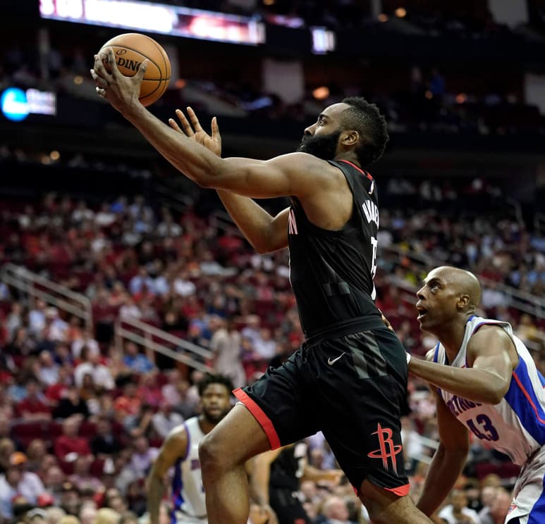 James Harden, de los Rockets de Houston, se eleva para anotar. Harden brilla en tiempo extra y Rockets vence a Pistons