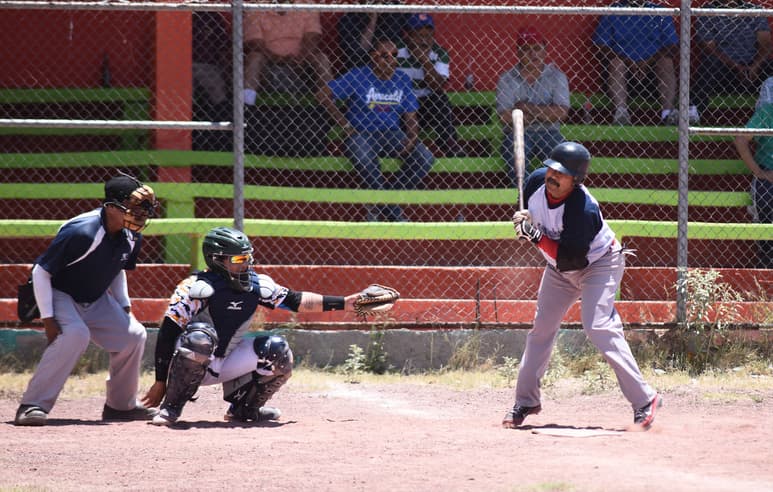 La directiva de la liga anunció que se suspenderán las acciones de las próximas 2 semanas y la siguiente junta será el 10 de abril. Castigan la bola en softbol de la 38