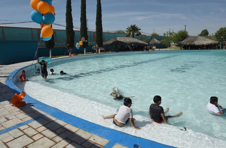 De inmediato, los pequeños visitantes de escuelas pertenecientes a la sección 35, aprovecharon para ingresar a la piscina. (Jesús Galindo)