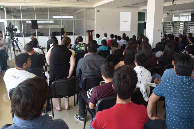 Sede. Las actividades se desarrollaron en la biblioteca de la Universidad Politécnica. (EL SIGLO DE TORREÓN)