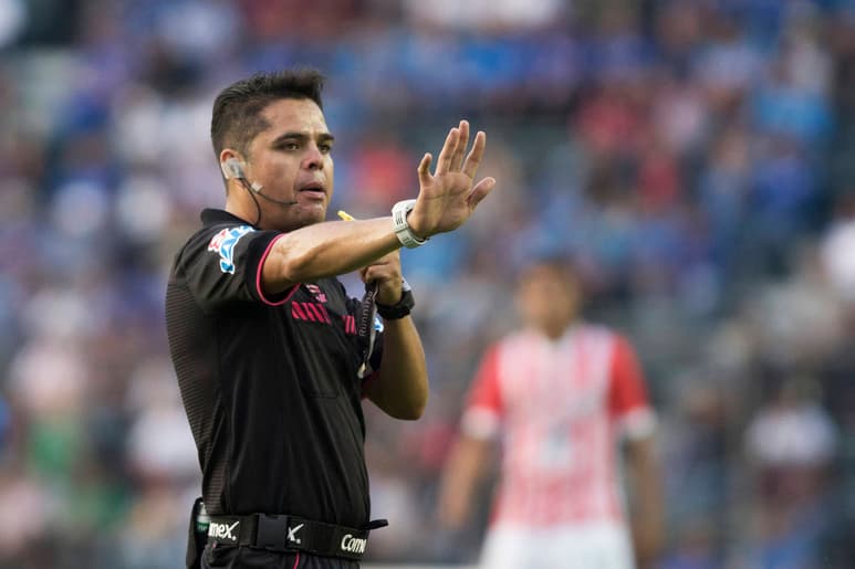 Uriel Olvera llegó al arbitraje profesional casi por casualidad.