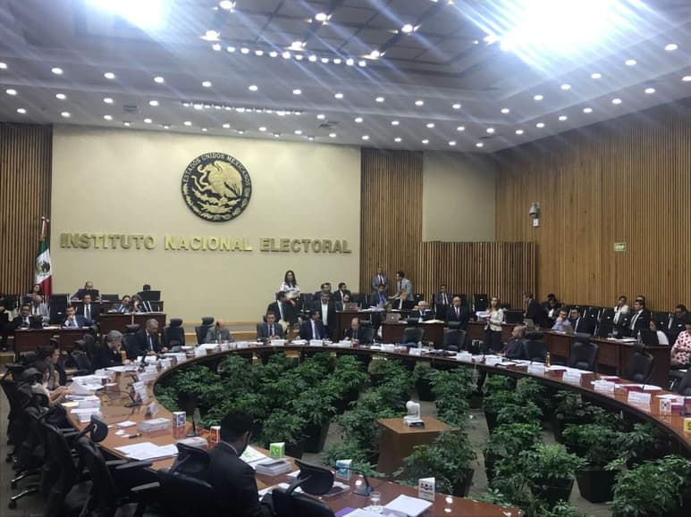 En sesión ordinaria, no obstante, se determinó, con siete votos a favor y cuatro en contra, que el cobro de la sanción de 10 por ciento de las ministraciones de esa fuerza política será en mensualidades a seis meses. (TWITTER)