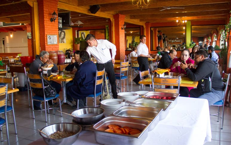 Presupuesto. En la mayoría de los restaurantes al mes se destina un presupuesto para sustituir el robo de inmobiliario.