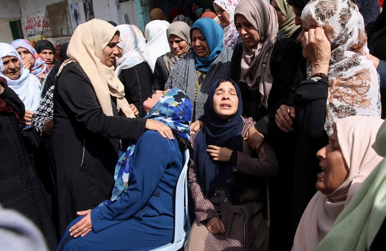 Miles de personas acudieron en Gaza a los funerales de los 15 palestinos muertos en enfrentamientos con soldados israelíes. (AP)
