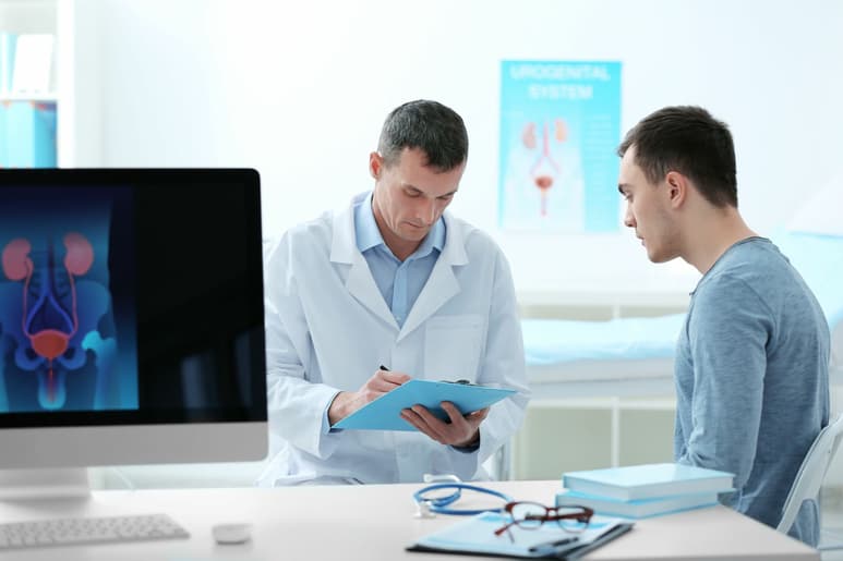 Los hombres entre 30 y 59 años de edad padecen principalmente enfermedades del hígado, diabetes mellitus y tumores malignos.