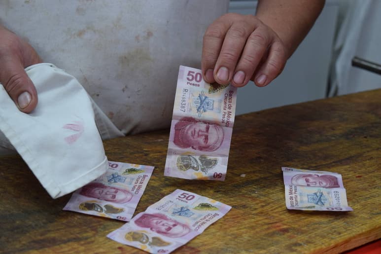 Los riesgos. Tenga cuidado y revise los billetes que recibe ya que podría enfrentar hasta 12 años de cárcel. (ARCHIVO)