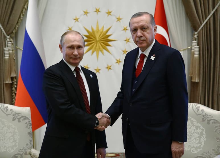Reunión.Vladimir Putin (Izq.) arribó a Turquía y lo recibió el presidente Recep Tayyip Erdogan. (AP)