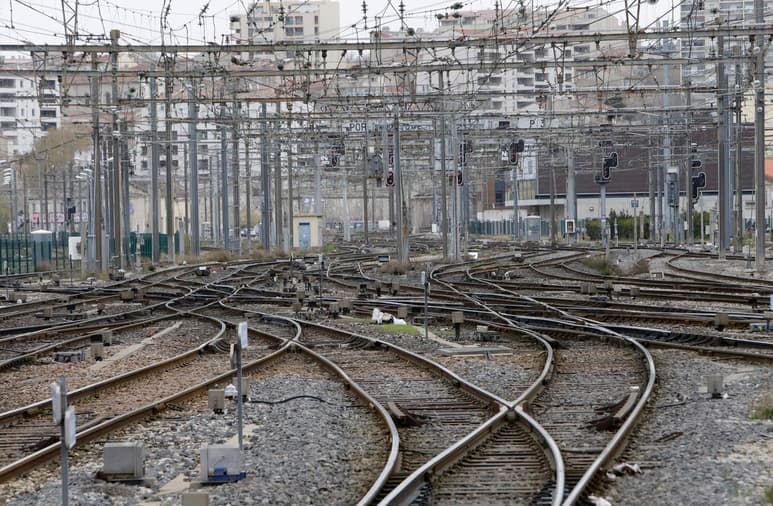 Paro. Francia vivió un ‘martes negro’ por el inicio de una huelga de los trabajadores de la empresa de ferrocarriles. (AP)