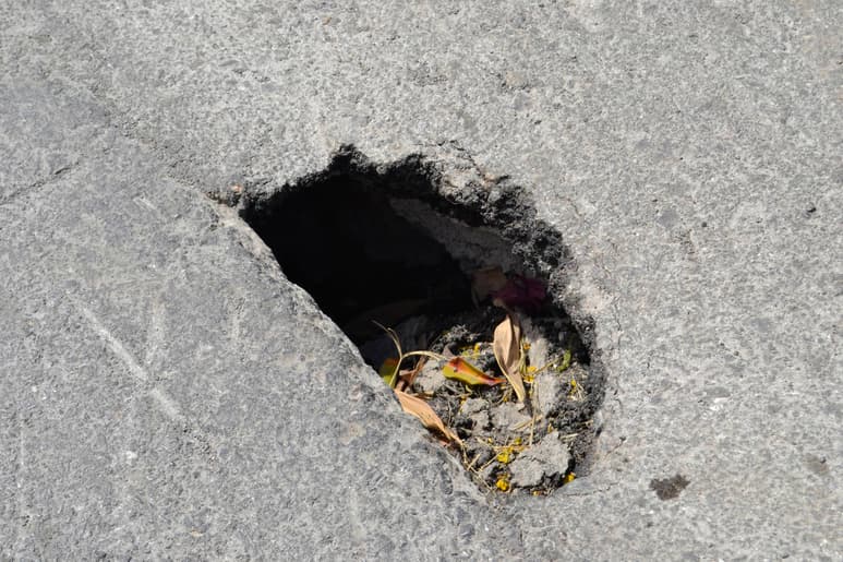 Riesgo. Vecinos de la calle Ortiz de Zárate piden atención un pozo que se está abriendo en el pavimento y temen por su seguridad. (EL SIGLO DE TORREÓN)