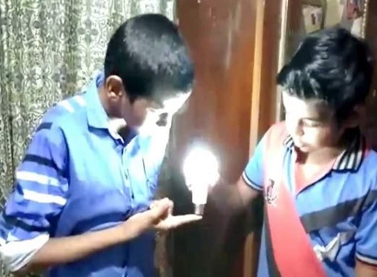 Thahir solo puede encender bombillas LED recargables. (INTERNET)