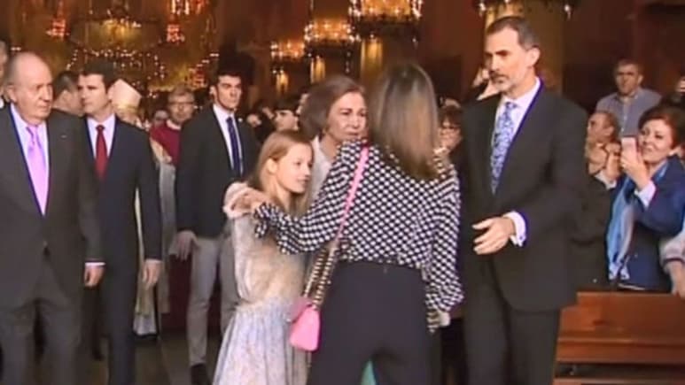 Usuarios de la red convierten el video de las reinas de España en meme. (ESPECIAL)