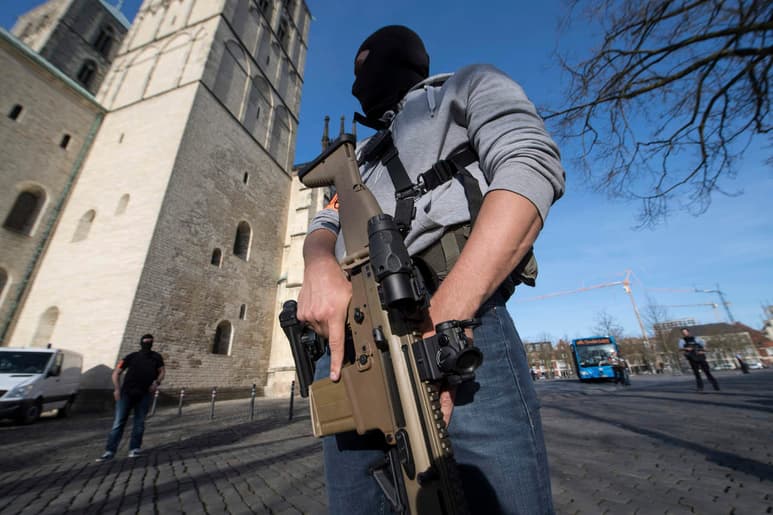 Las fuerzas de seguridad han acordonado la zona y han pedido que se evite el centro de la ciudad para facilitar su trabajo y también el de los servicios de emergencia. (AP)