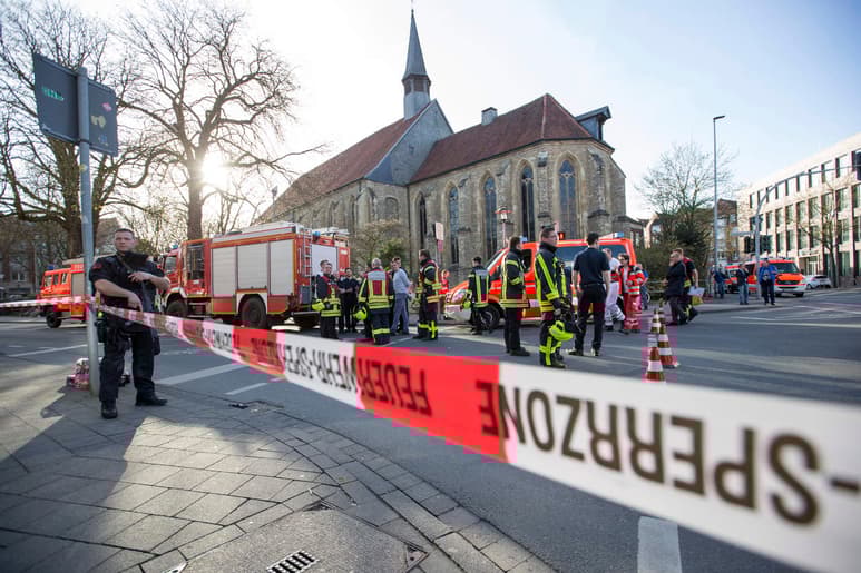 Un hombre atropelló premeditadamente con una camioneta a los transeúntes y comensales en las inmediaciones del restaurante Kiepenkerl, un lugar popular entre los locales y turistas en el centro del casco antiguo de Münster. (AP)