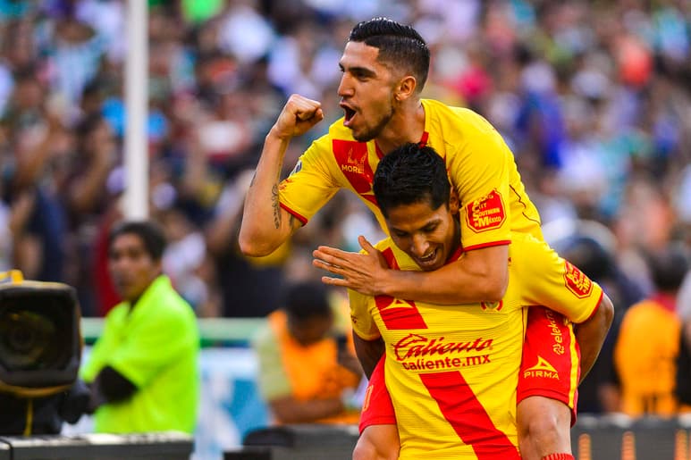 El peruano Raúl Ruidíaz marcó el mejor gol de la jornada 14 en su visita a la cancha de los Esmeraldas de León. (Jam Media)