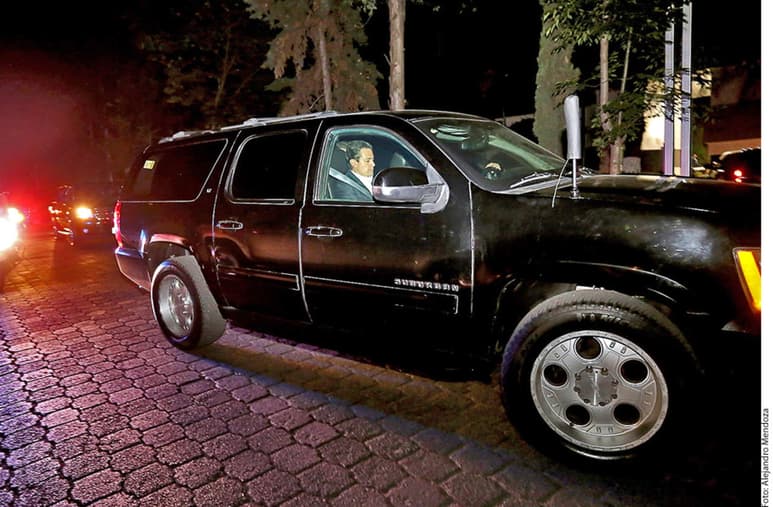 El diario difundió imágenes del arribo de los invitados, entre quienes pudieron captar al presidente Enrique Peña Nieto. (REFORMA)
