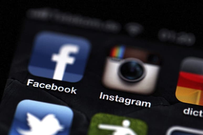 El uso de redes sociales hizo que se perdieran actividades sociales y familiares como el compartir la comida, lo que genera que no exista un proceso de socialización óptimo. (ARCHIVO)