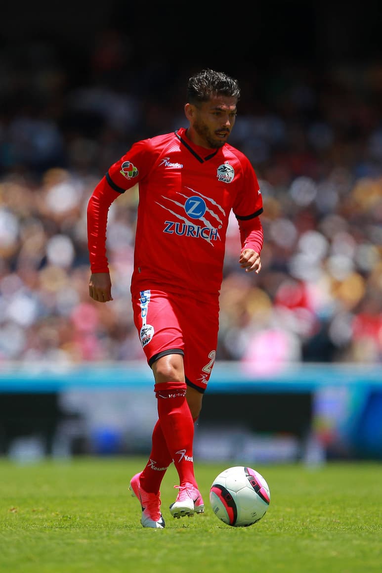 Carlos Morales, mediocampista del Lobos BUAP.