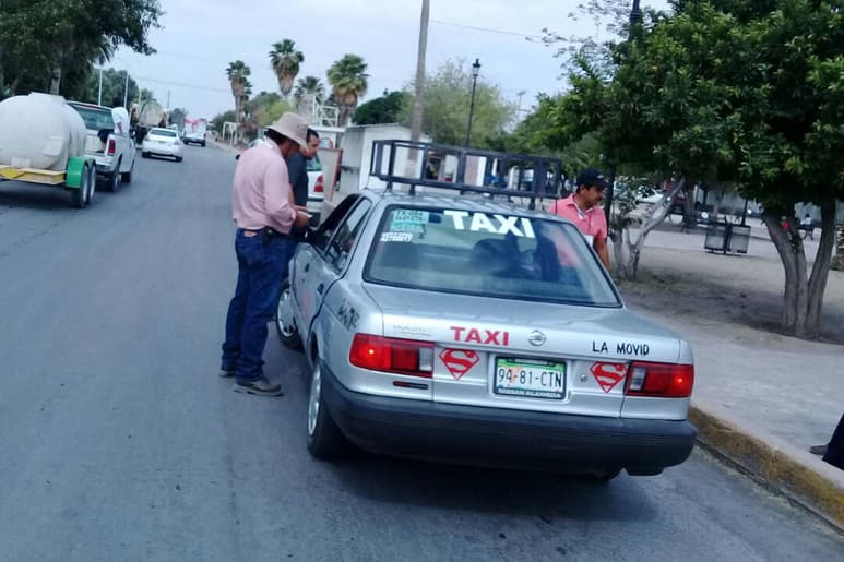 Revisión. Ayer inspectores del Departamento de Autotransporte instalaron un punto de revisión a la entrada de la ciudad. (EL SIGLO DE TORREÓN/MARY VÁZQUEZ)