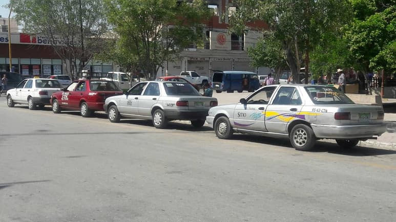 Van por acuerdo. Buscan tener tarifas fijas para el día y la noche en autotransporte de San Pedro. (EL SIGLO DE TORREÓN/ROBERTO ITURRIAGA)