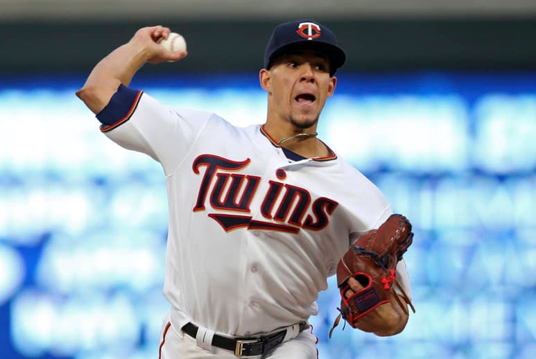 El puertorriqueño José Berríos, de los Mellizos de Minnesota, hace un lanzamiento en la primera entrada del juego de ayer. (AP)
