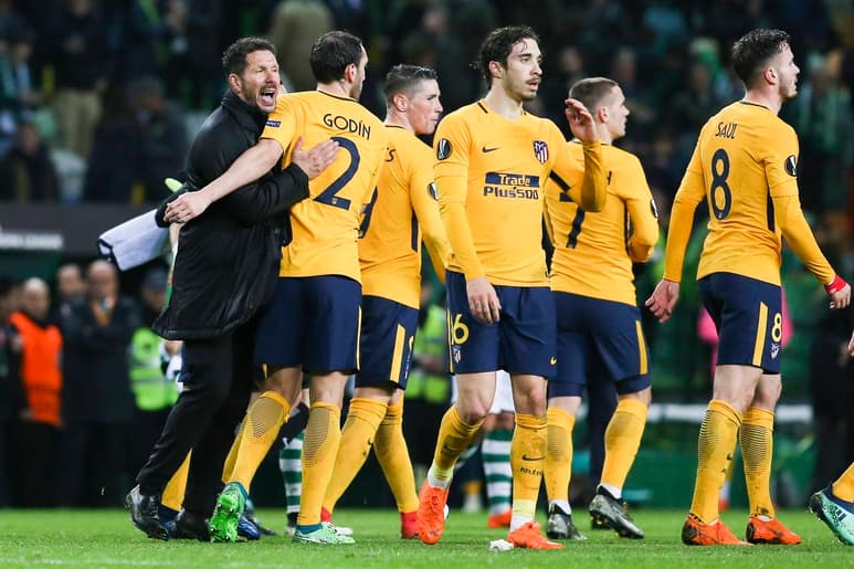 El entrenador del Atlético Madrid, Diego Simeone (i), saluda a los jugadores durante un partido de los cuartos de final de la Liga Europa en el estadio Alvalade XXI en Lisboa. (EFE)