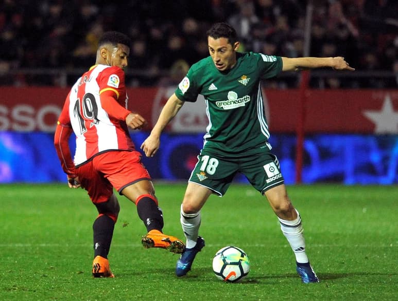 El hondureño del Girona Anthony Lozano (i) lucha el balón con el mexicano Andrés Guardado.