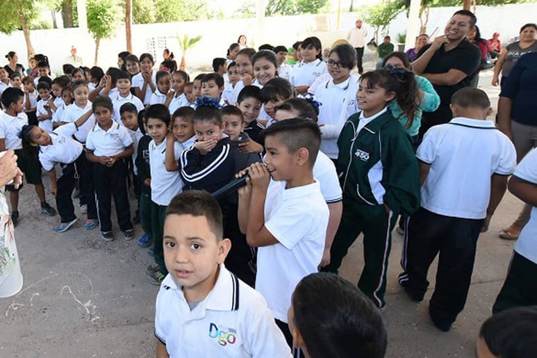 Acciones. Realiza personal de la presidencia acciones de limpieza y mejora de escuelas. (EL SIGLO DE TORREÓN)