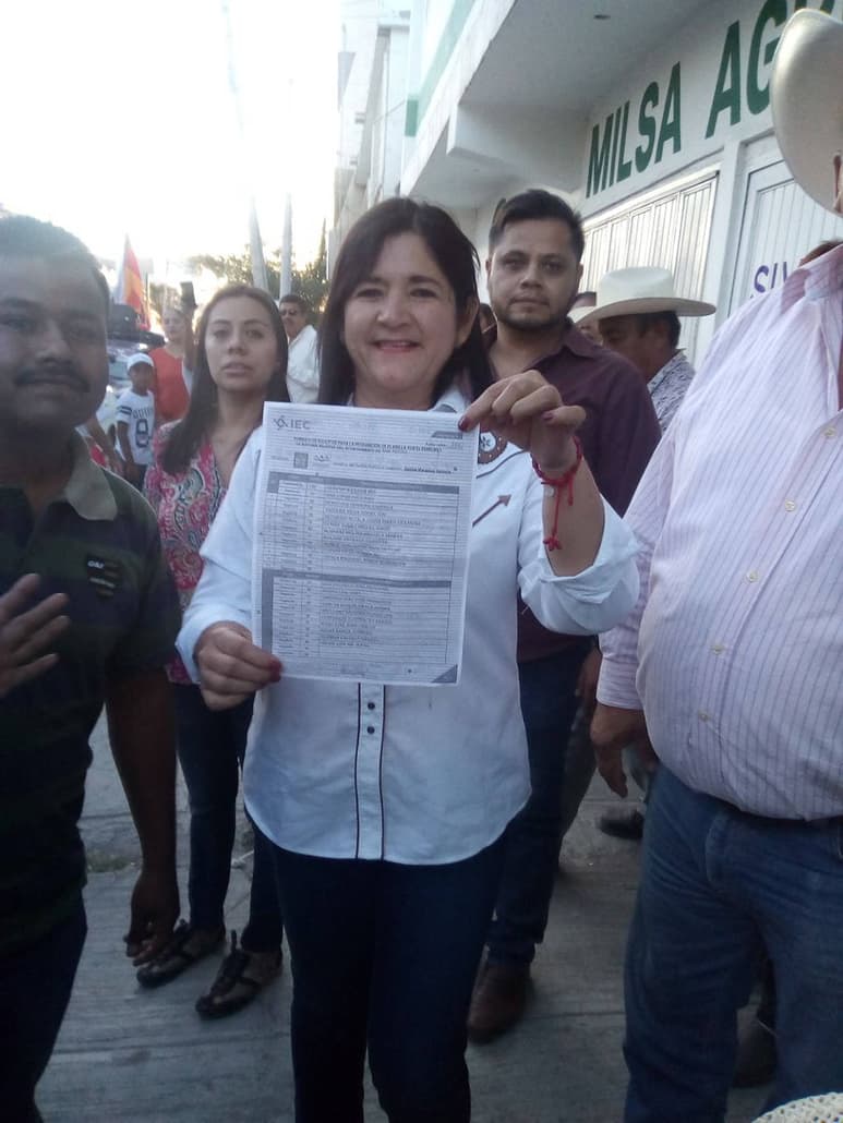 Protesta. Ayer Iris Cervantes presentó su registro y hubo inconformes. (EL SIGLO DE TORREÓN/MARY VÁZQUEZ)