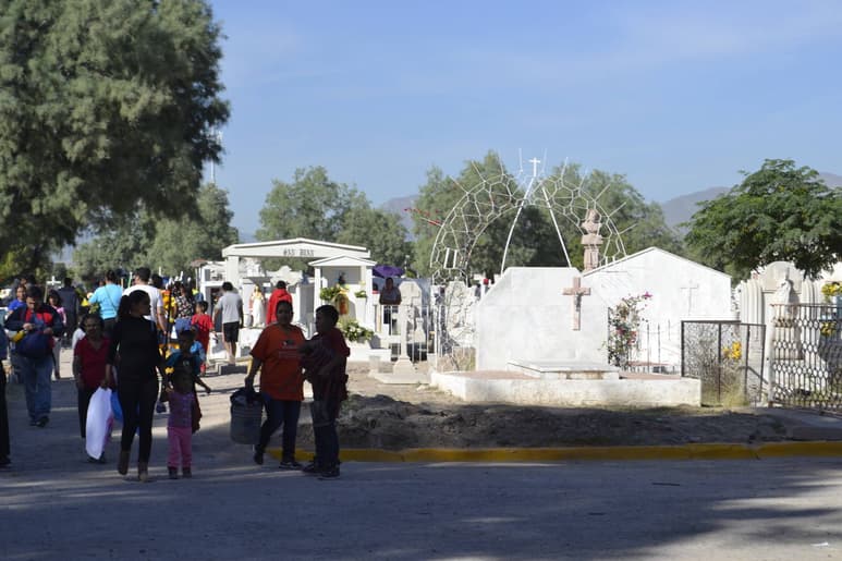 Mantenimiento. Trabajarán en panteones de Gómez Palacio para recibir visitas el 10 de mayo. (EL SIGLO DE TORREÓN)