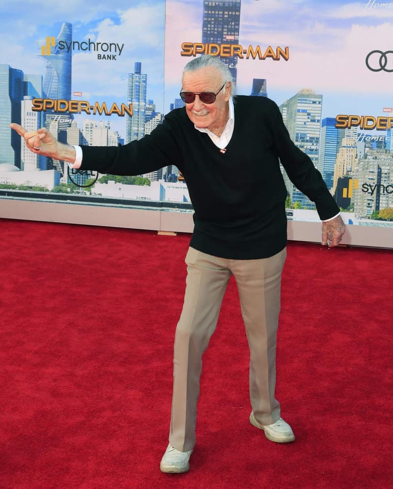 El mítico escritor Stan Lee, requiere de la ayuda de súper héroes por culpa de su hija. (ARCHIVO)