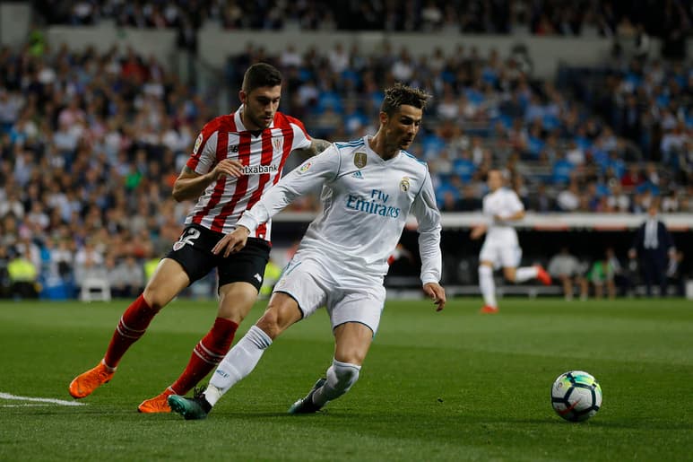 Cristiano Ronaldo, que también había rematado con anterioridad al travesaño, igualó la contienda al tocar un disparo de Modric y llevarlo al fondo de la portería defendida por Kepa. (EFE)