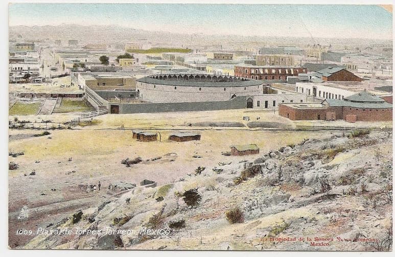Plaza de toros Torreón. Postal de la Villa del Torreón 1901 desde el Cerro de la Cruz con vista a la calle Morelos, Plaza de Toros y Palenque. Sonora News Co.